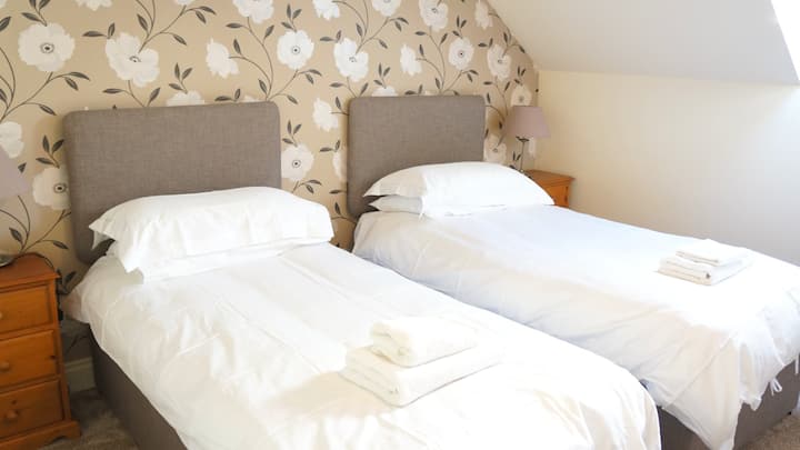 קוטג' מעולה עם חצר - חדר שינה זוגי מרווח עם טלוויזיה המותקנת על הקיר