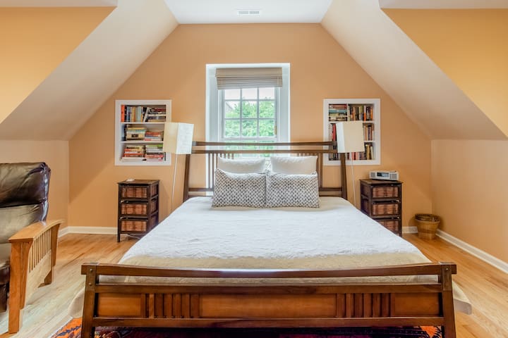 Wicker Park Family Home With Outdoor Space gallery image 4