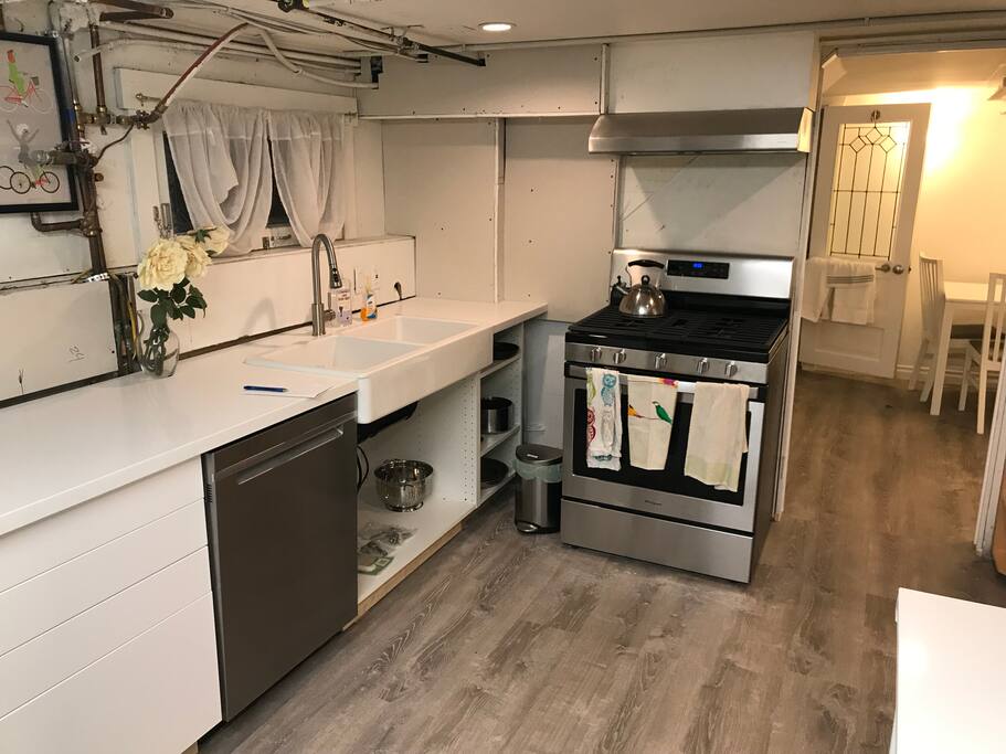 Quartz counter, stainless range/oven, dishwasher, and fridge (not shown)