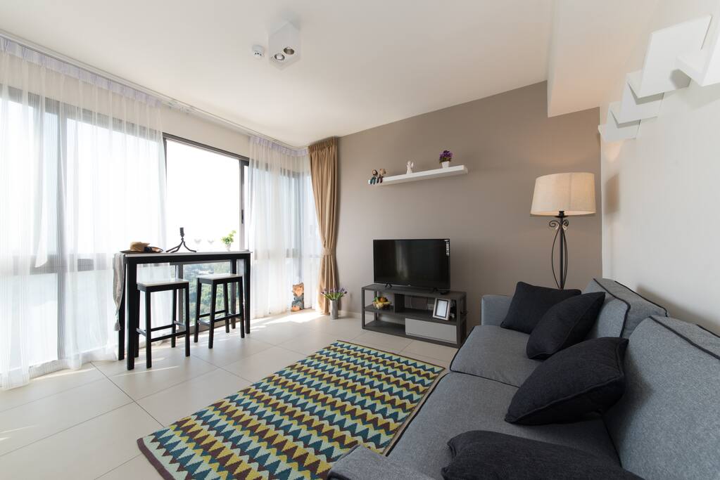 Living room, fast wifi provided. TV offers more than 500 satellite channels. Stunning sunset views - the best in town.