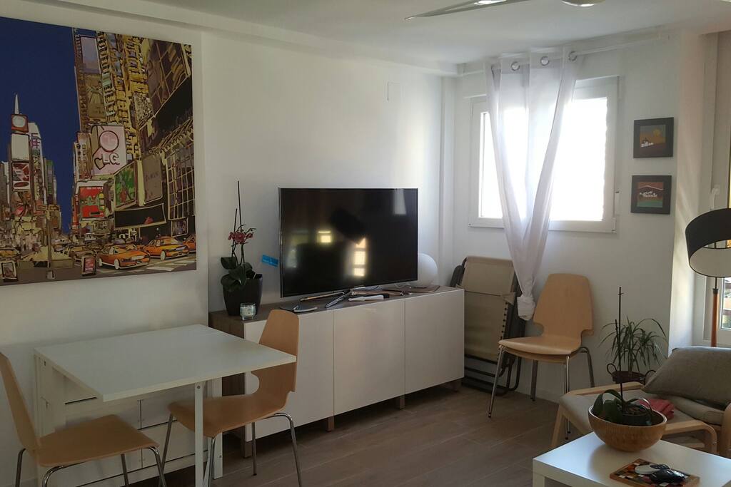 Salón con gran televisión