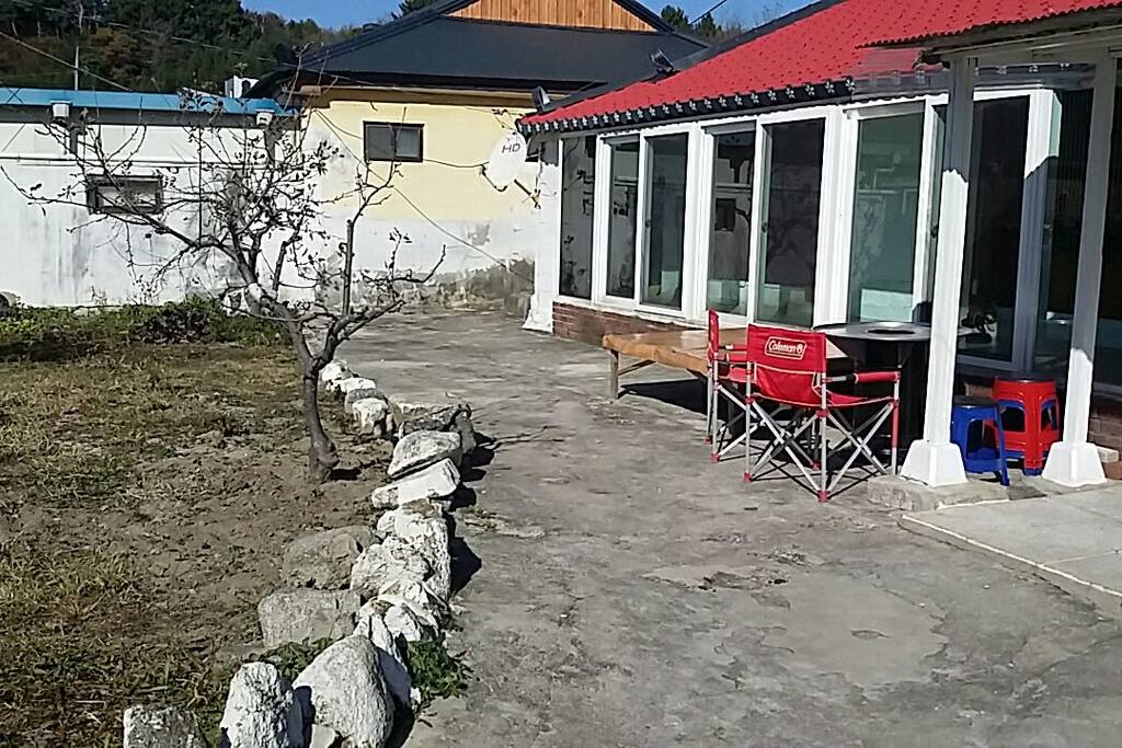 집 앞 입구 사진입니다
넓은마당에서 여름철에는 아이들 물놀이도 가능합니다