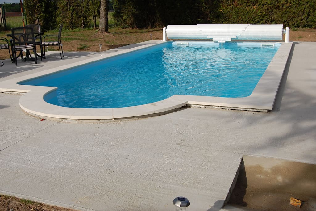 Piscine avec volet roulant avec marches romaines