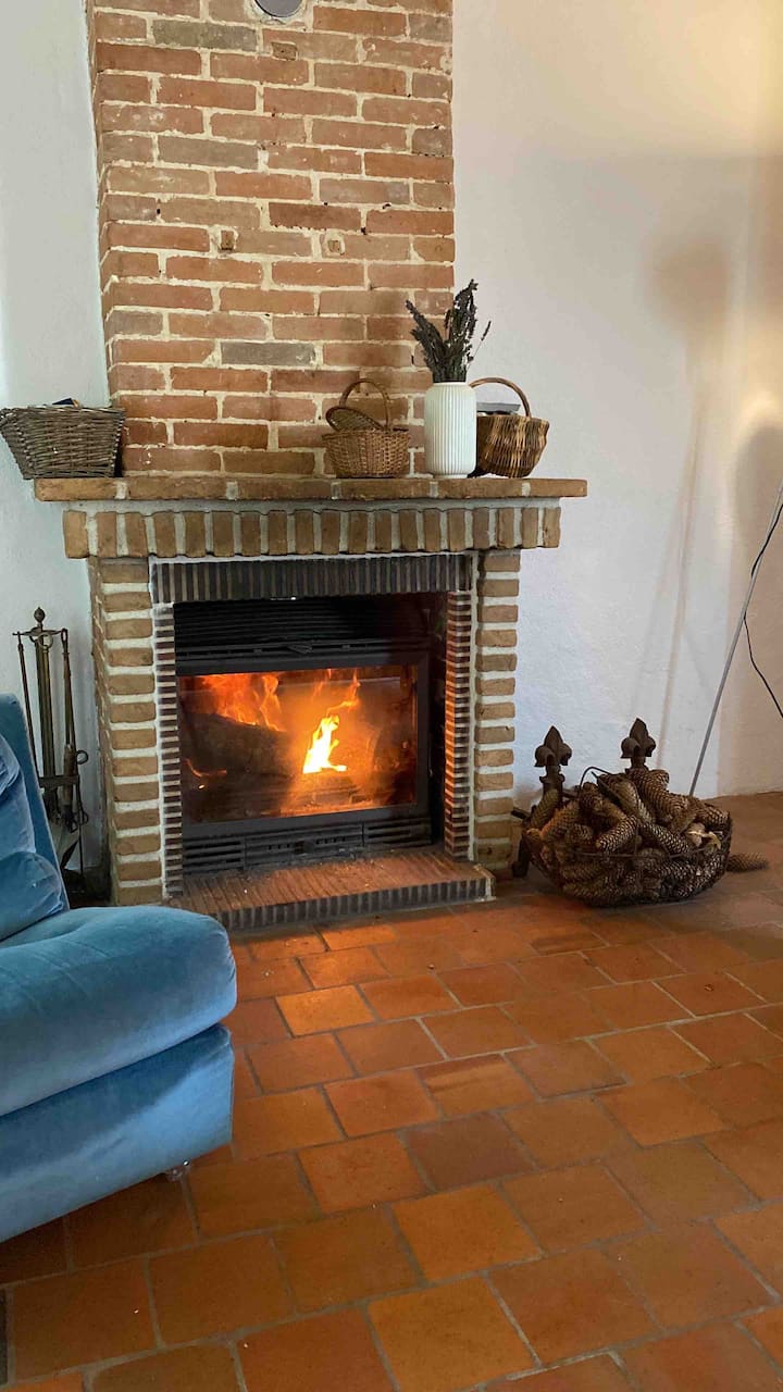 כאן אנחנו מתחממים בעיקר עם אש מעץ, הבית מכיל אח עם תנור עץ. כל החדרים מצוידים גם בתנורי חימום חשמליים.