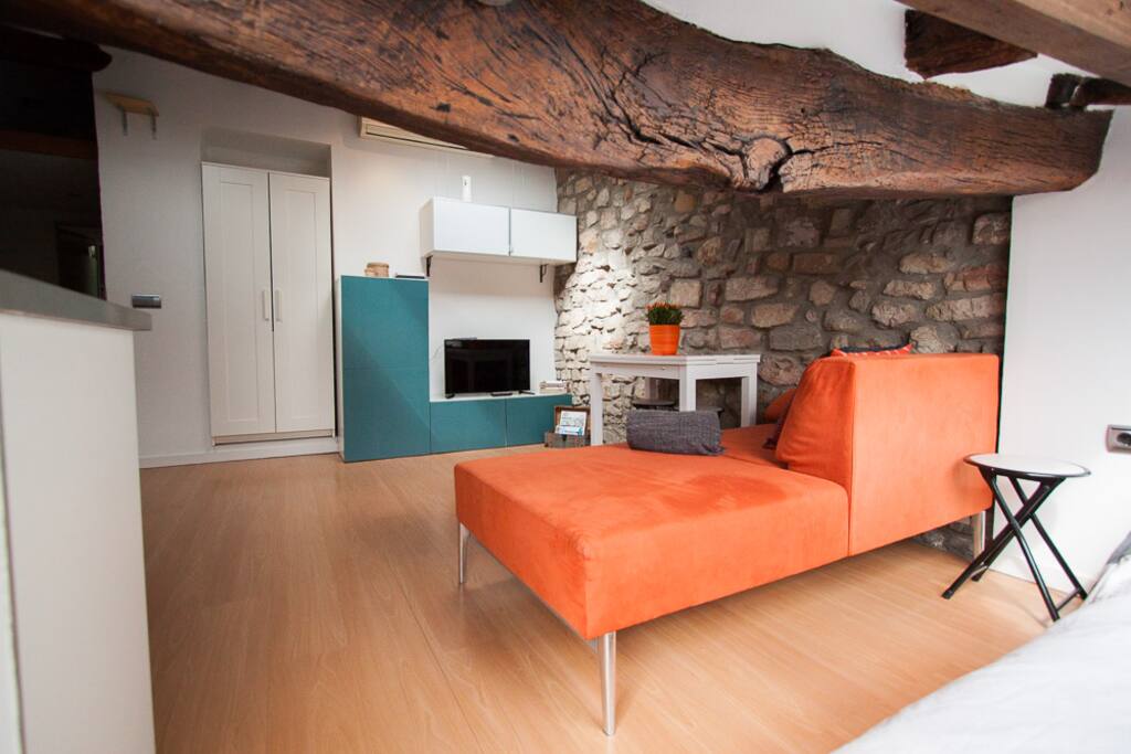Salón con TV y sofa para disfrutar del wifi