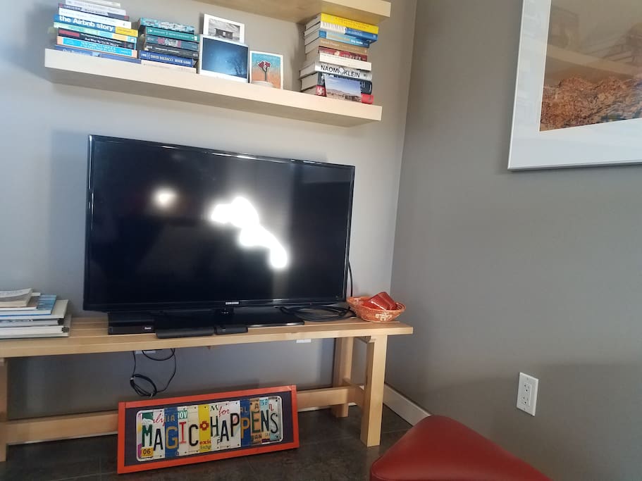 Entertainment area (Netflix, Pandora and more)