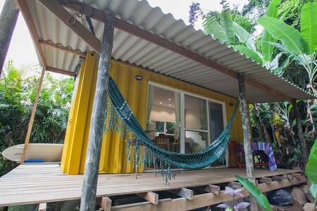 Casacontainer próxima as praias do Félix e Prumiri