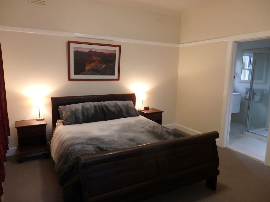 Main bedroom with queen size bed and ensuite