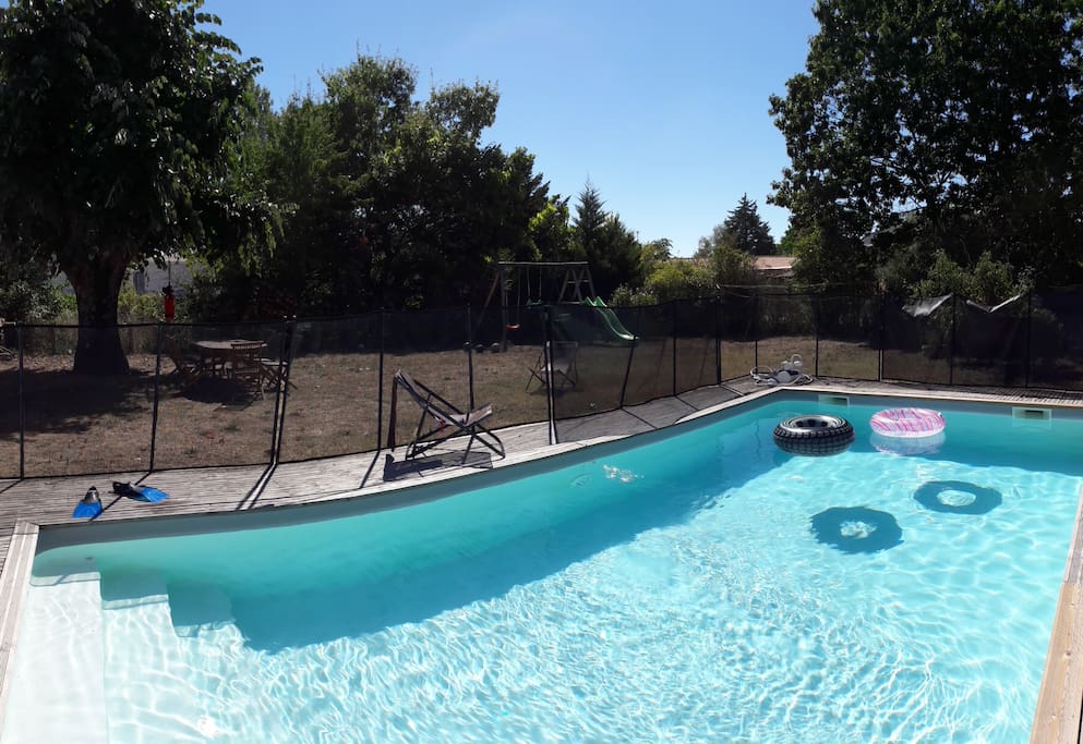 Piscine clôturée (amovible) dans le jardin, sans vis à vis.