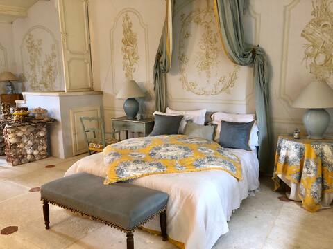 Large one bedroom Stone cottage at 16thC castle.