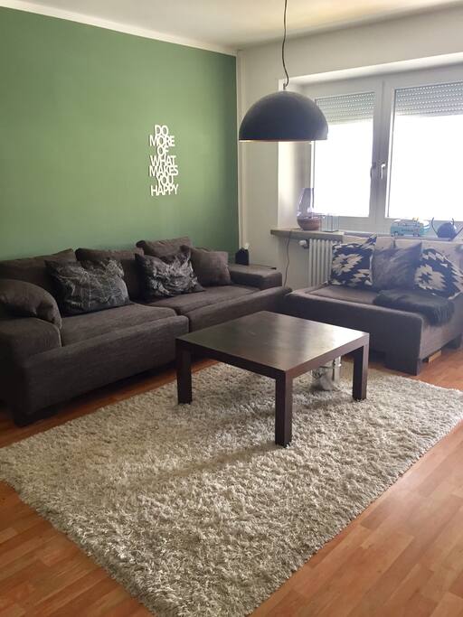 Wohnzimmer mit gemütlicher Couch