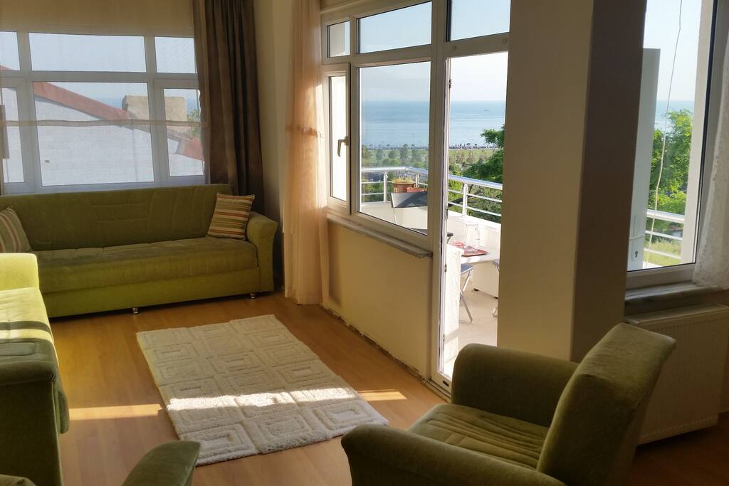 Deniz manzaralı geniş bir salon