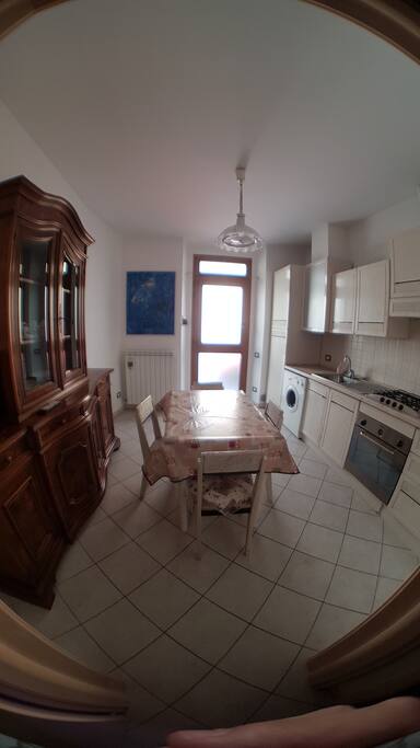 Cucina vista dalla porta della camera