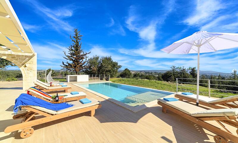 Orientem Villa Heated Pool gallery image 3