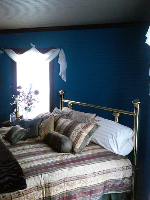 Master Bedroom with king size brass bed