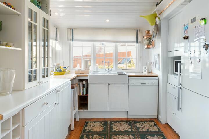 Breathe the Ocean Air at a Charming Beach Cottage gallery image 4