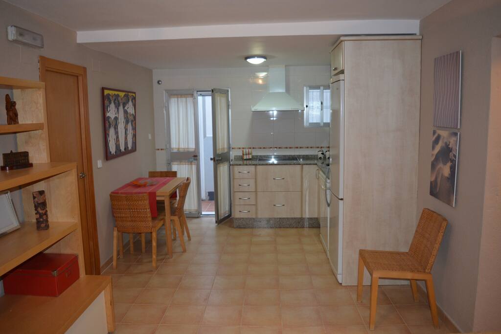 Salón-cocina totalmente equipada, salida a patio