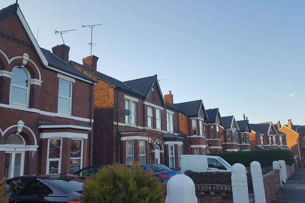 Typical Southport Street. Both train stations and bus stops near by.