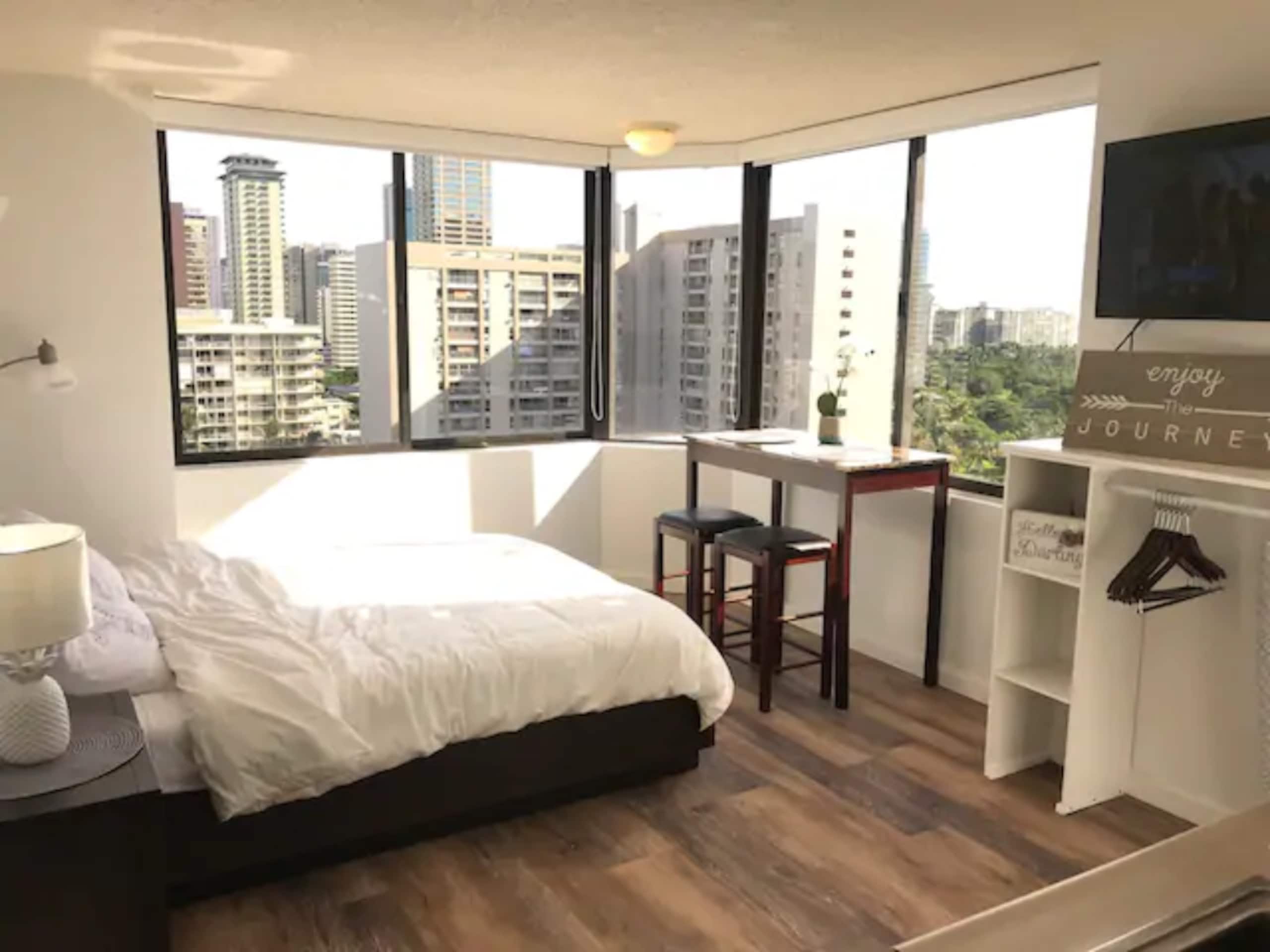Condo in Honolulu · ★4.68 · Studio · 1 bed · 1 shared bath - Image 3
