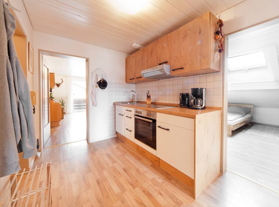 Neue moderne Küche mit Herd, Kühlschrank, Kaffeemaschine,...