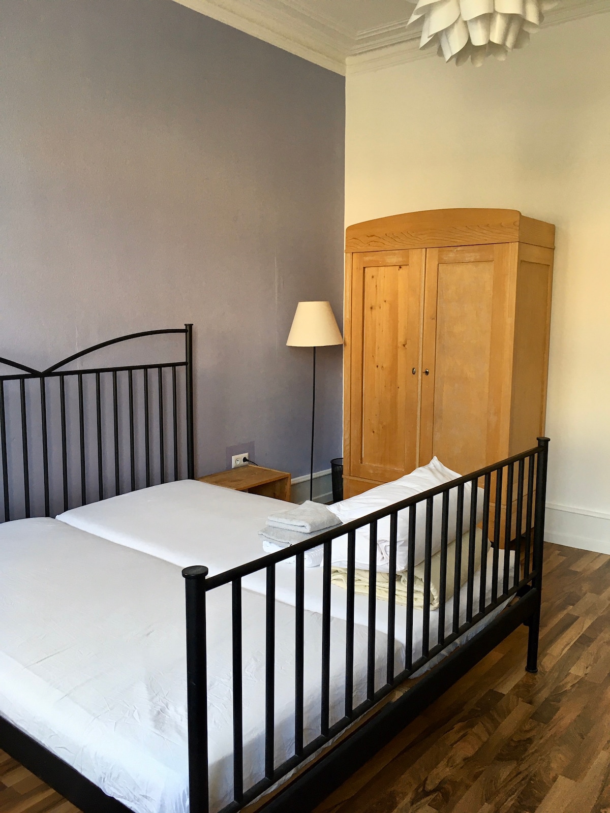 Spálňa č. 1 s retro svetelnou stenou a 1,80 posteľou, priestranná, krásna stará skriňa.