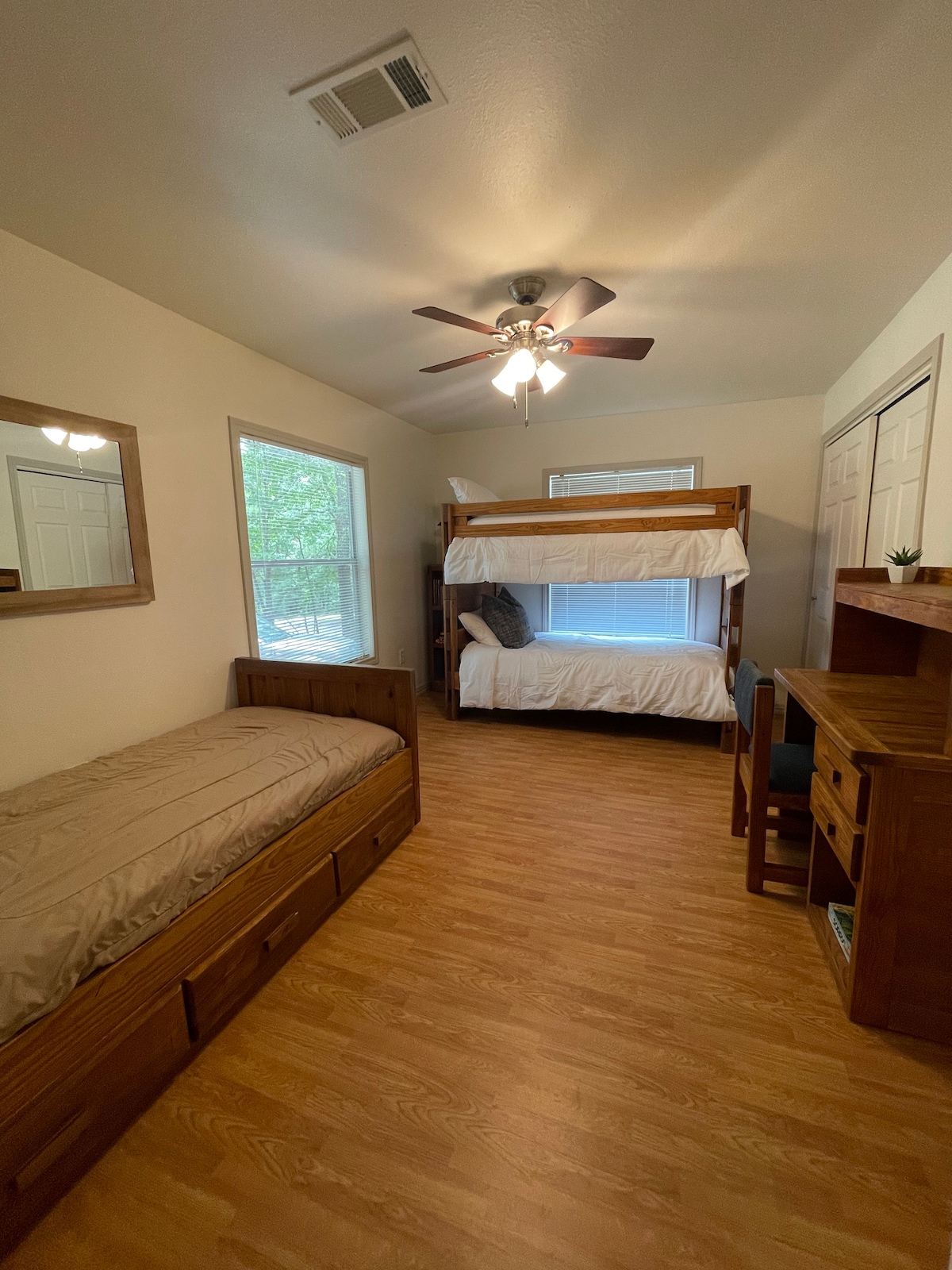 เตียงแฝด 3 หลังและพื้นที่ทำงานพร้อมโคมไฟบิวท์อิน เกมและหนังสือสำหรับเด็กจะถูกเก็บไว้ในห้องนี้ 