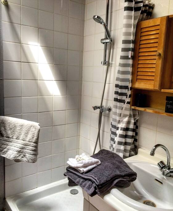 Salle de bain claire et épurée