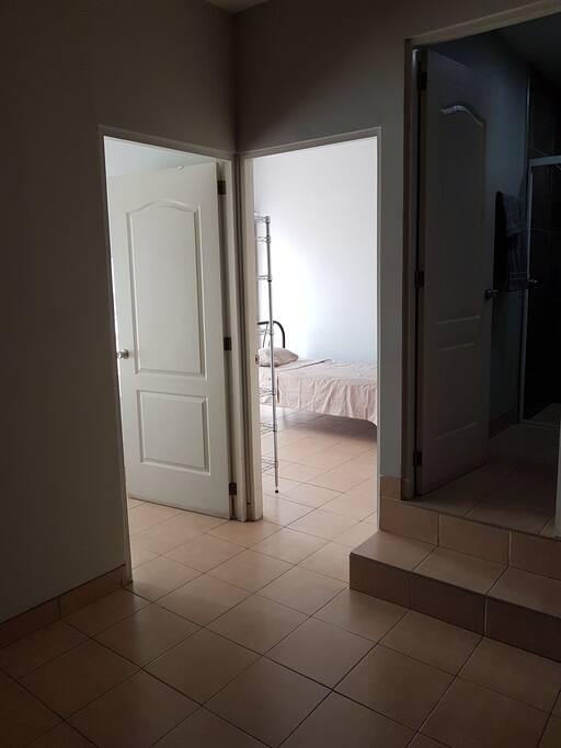 Departamento con 2 habitaciones, 1 baño, el calentador de la regadera es eléctrico y muy rápido