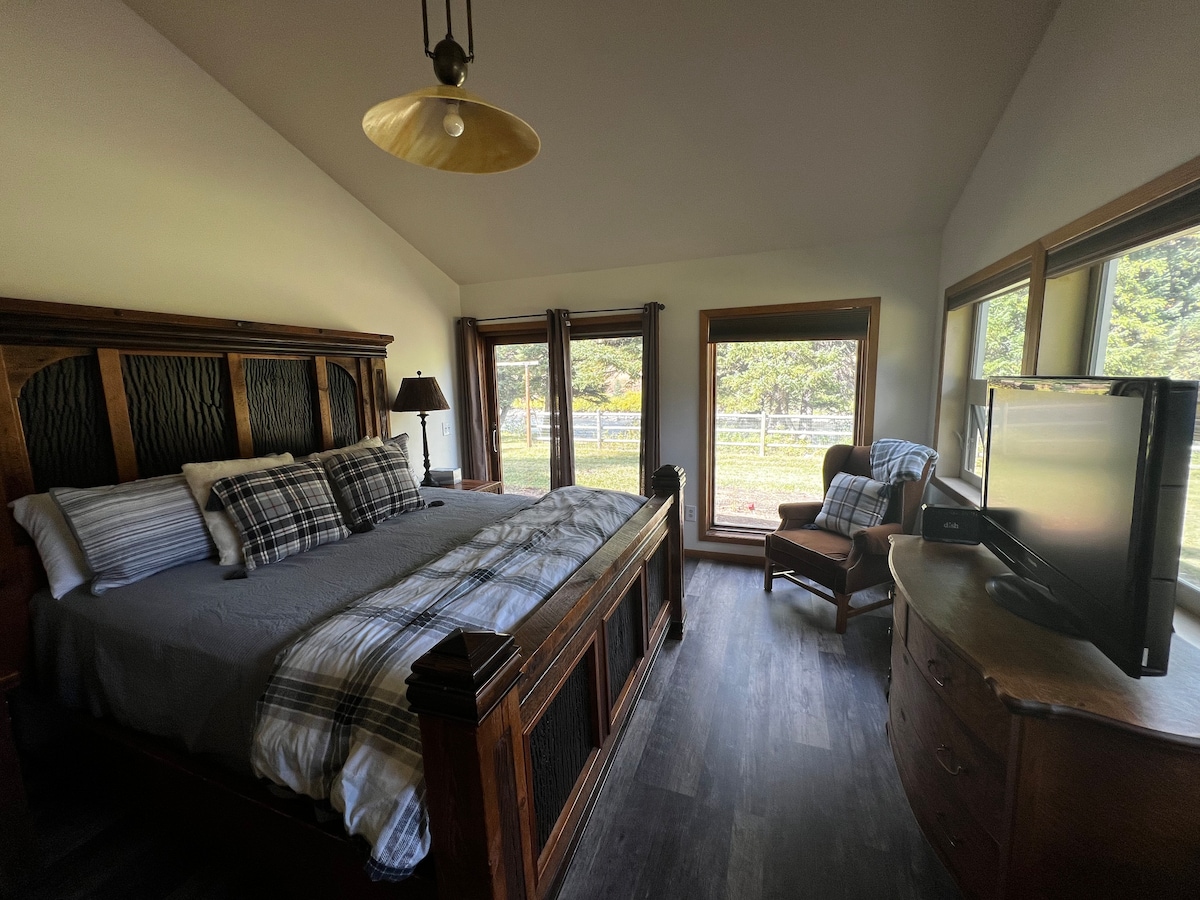 ห้องนอนใหญ่ - เตียงคิงไซส์ในห้องน้ำในตัวพร้อมทางเดินไปยังแม่น้ำ