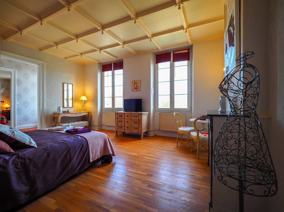 chambre vue depuis la porte de la salle de bains