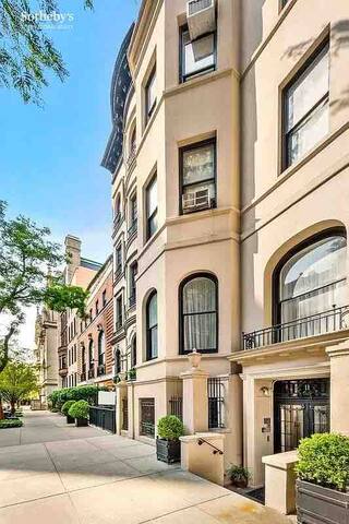 New York meets Paris, private garden oasis gallery image 2