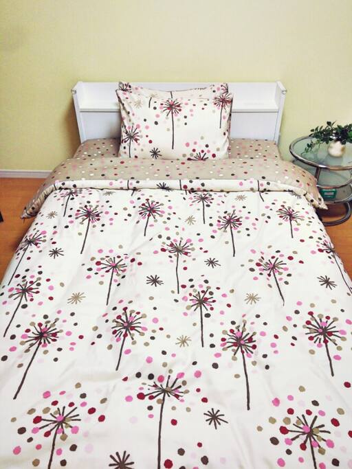 Bed size 140cm x 196cm セミダブルサイズ