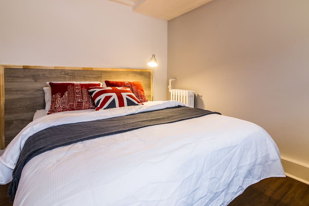 Room 1 Queen size bed