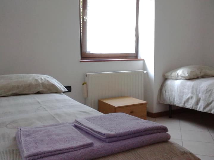 Krevate tekë të dhomës së gjumit, Badroom Solution 1: twin