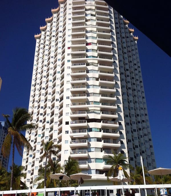 Vista del edificio desde la playa
