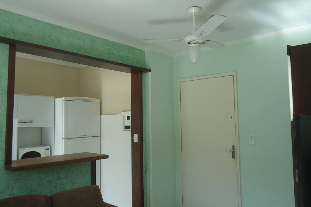 Cozinha americana. Ventilador de teto na sala.