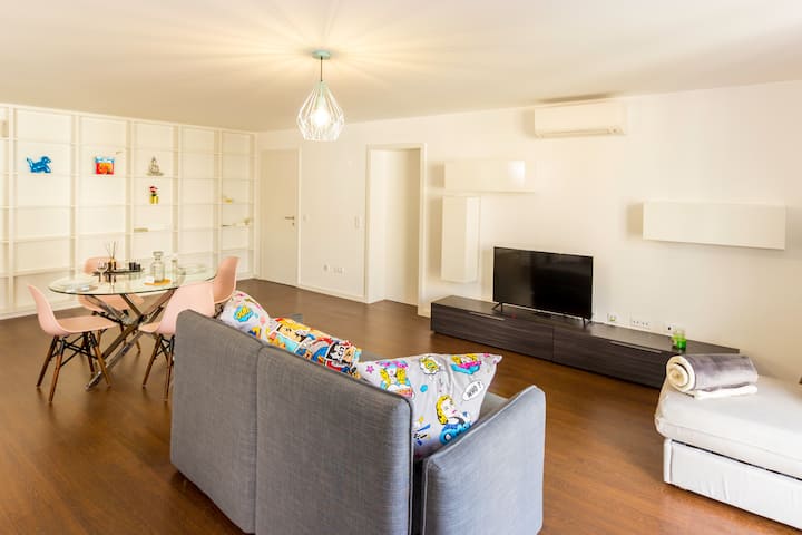 Sebule ya chakula jikoni /Sebule sehemu ya kulia jikoni/Sala de estar cozinha 