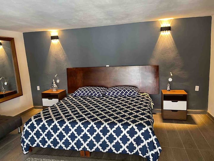 Საძინებელი 3 დიდი საწოლით, გასაშლელი დივანით და აბაზანა-ტუალეტით  