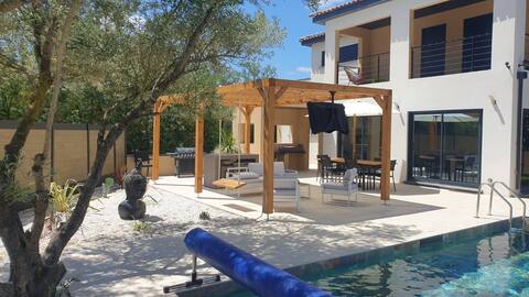 Villa for 8 people with heated pool