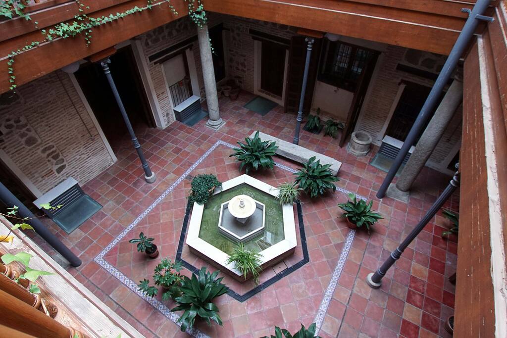 Patio Toledano dentro del edificio