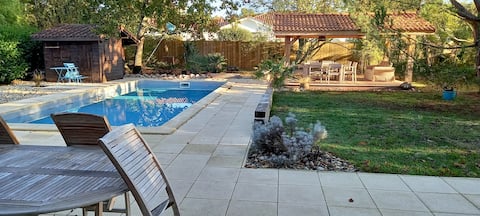 Warm house with pool near Bordeaux