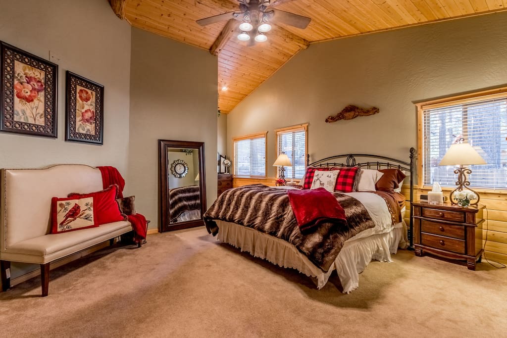A beautiful spacious MASTER SUITE! most comfortable K TEMPERPEDIC bed, and HUGE walk in CEDER lined mirrored door closet! TV/DVD ihom