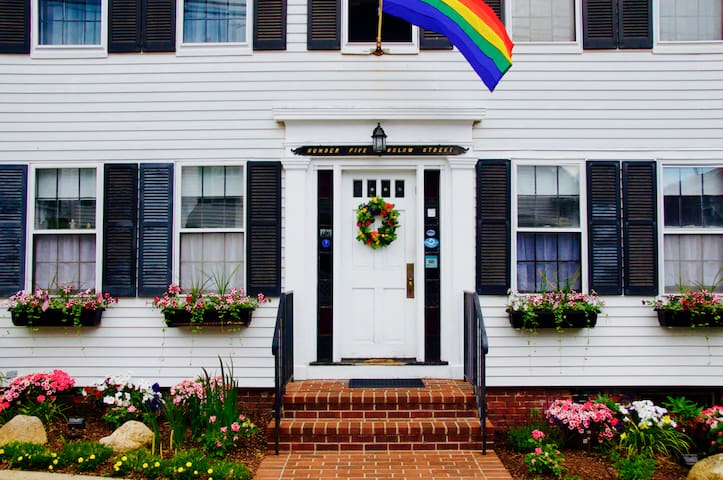 Howards End - Room 1-1 (Private Bath & Entrance)