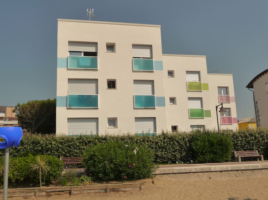 Il residence visto dalla spiaggia.