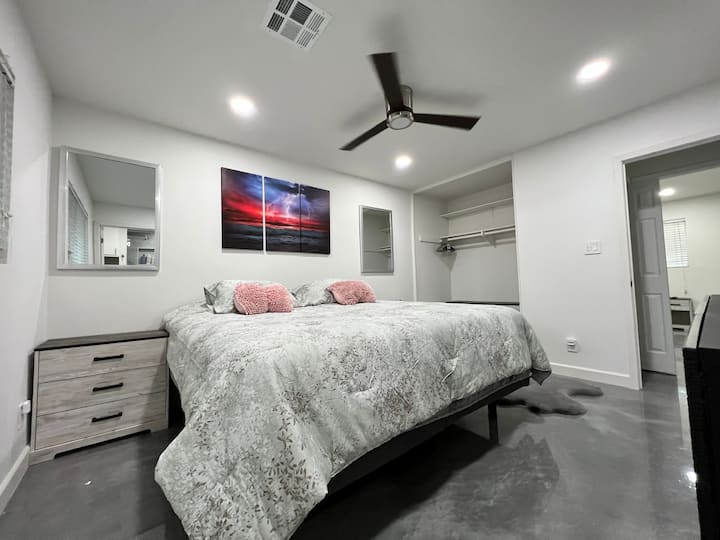 חדר שינה ראשי עם מיטת קינג סייז מפוצלת בקליפורניה