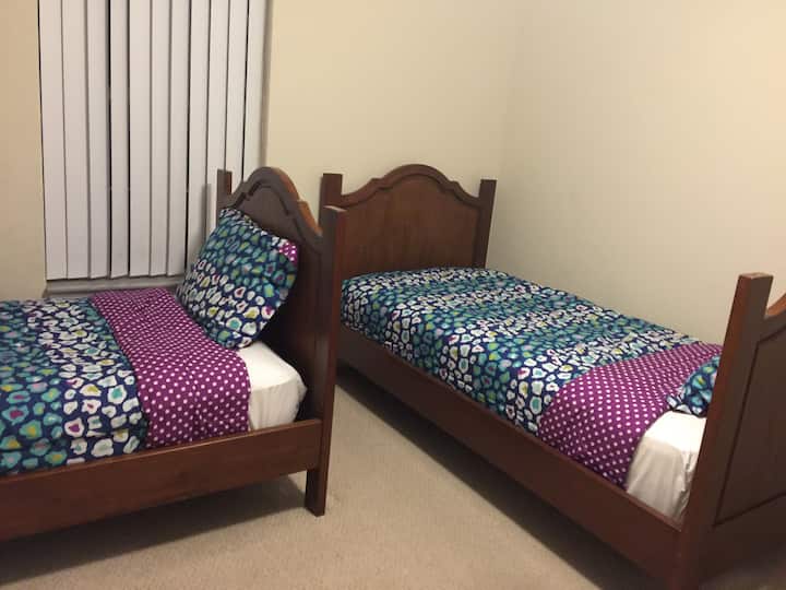 Dve jednolôžkové postele