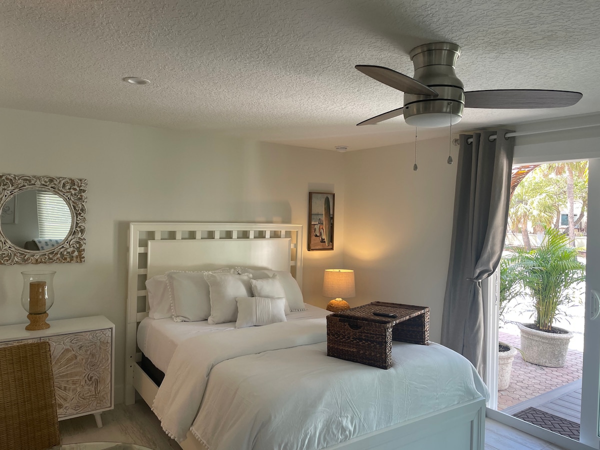 Romantični bračni krevet s vrhunskom posteljinom. Prirodno svjetlo i terasa uz sobu