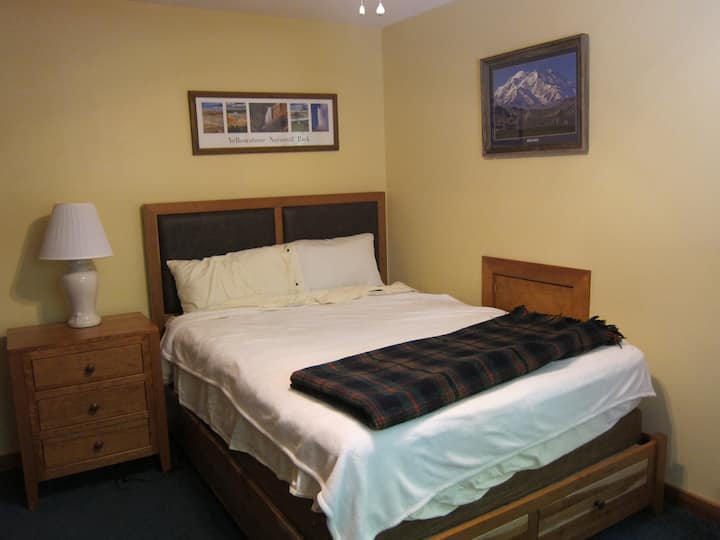 Spálňa s manželskou posteľou Queen na