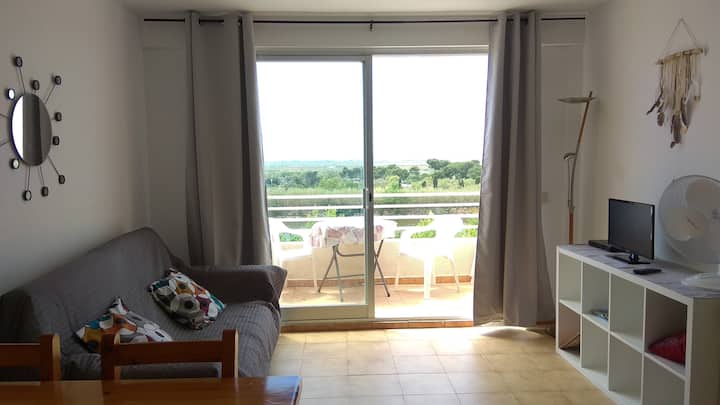 Terraza con mesa y sillas