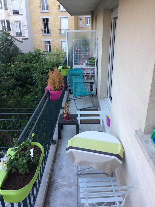 Balcon avec table chaise et transat, entièrement ensoleillé jusqu'à 13h